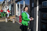 15-03-2026 Breda - Het team van Groen Links PVDA ging op pad voor de gemeenteraadsverkiezingen. In de wijk De Hoge Vucht zag Marike De Nobel met eigen ogen dat er nog heel wat tegelwippen moet gebeuren om problemen met het afvoeren van regenwater te voorkomen. - Fotokrant