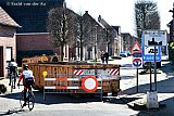 22-03-2020 Galder - Vanwege het Coronavirus heeft Belgie bij Galder de grens met Nederland afgesloten met een container. Deze wielrenners fietsen om de afzetting heen en riskeren een boete van €. 4000 Euro. - Fotokrant