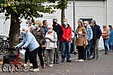 13-10-2020 Ulvenhout - In het kerkdorp staat een flinke file van mensen met mondkapjes op. Ze staan buiten te wachten op de griepprik.
 - Fotokrant
