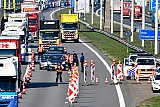 25-03-2020 Meer - Lange files staan vanuit Breda bij de grensovergang naar Belgie. De Belgische politie controleert  streng ivm het Coronavirus wie wel en niet het land dat in een lockdown zit in mag. - Fotokrant