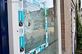 14-05-2023 Breda - Bewoners van een woning aan het Oranje Nassauplein schrokken afgelopen nacht wakker van een knal.  Ze troffen een flink gat aan in hun voorruit. Wat het gat in de ruit  heeft veroorzaakt is nog niet duidelijk. - Fotokrant