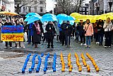 24-02-2024 Breda - Een half uur lang stonden de Oekrainse vluchtelingen met opgestoken paraplu's  in de kou het uitbreken van de oorlog in hun land te herdenken. - Fotokrant