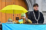 24-02-2024 Breda - Burgemeester Paul Depla stond in het begin van de herdenking tussen de vluchtelingen. Vervolgens betrad hij  het bordes van het stadhuis om daar stil te staan. - Fotokrant