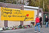 10-04-2019 Breda - Aan de garageboxen hing een spandoek. en ervoor werden bloemen gelegd. - Fotokrant