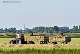 31-05-2023 Breda - Boeren zijn druk op het land met het hooi aan het binnen  halen in de Haagse Beemden. - Fotokrant