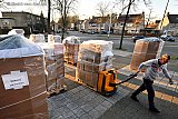 08-03-2022 Breda - De chauffeur die de hulpgoederen ophaalde was dik tevreden . Alles was goed ingepakt en goed op pallets gezet. - Fotokrant