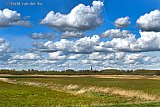 09-04-2022 Breda - Na een forse bui ontstaat er een Hollandse lucht boven de Vierde Bergboezem. Aan de horizon is goed te zien dat de bomen al groen aan het worden zijn.  - Fotokrant