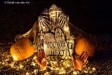 24-10-2022 Breda - In de aanloop naar Halloween staat er een grafzerk in een voortuin te schitteren. - Fotokrant