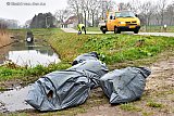 28-12-2018 Breda - Een medewerker van het Waterschap viste de kwekerij uit het water om te voorkomen dat vissen schade opliepen. De gemeente werd vervolgens gebeld om de kwekerij op te ruimen. - Fotokrant