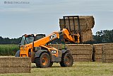 08-08-2024 Breda - De boeren in de Vierde Bergboezem zetten modern zwaar materiaal in om het hooi binnen te halen. Ook zijn de pakken hooi een flink stuk groter. - Fotokrant