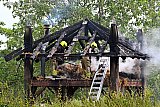 09-08-2026 Breda - In het buitengebied van de  wijk  Haagse Beemden ging een hooiberg in vlammen op. Brandweermannen trokken het brandende hooi uit elkaar om het te kunnen blussen. - Fotokrant