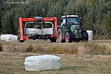 12-10-2022 Breda - In de Vierde Bergboezem lijkt de traditionele manier van het ophalen van de hooibalen vervangen door de moderne mechanische techniek.
Nadat de pakken geperst zijn worden ze al rijdend ingepakt in flink wat plastic. - Fotokrant