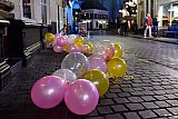 28-11-2021 Breda - Het feestje in de Vismarktstraat is om 17:00 u gestopt omdat er nieuwe coronaregels ingaan. De ballonnen liggen op straat. - Fotokrant