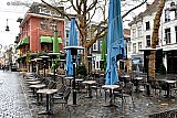 19-12-2021  Breda - Op de vrijwel lege  Grote Markt staat nog een terras. Opnieuw moet ook de horeca sluiten om verdere besmettingen met het coronavirus te voorkomen.  - Fotokrant