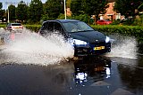 11-08-2020  Breda - Bewoners die naar huis wilde moesten zich met de auto een weg door het water banen. - Fotokrant