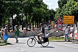 16-06-2025 Breda - Voor fietsers en voetgangers is de verkeerssituatie onduidelijk. Een verkeersregelaar laat weten dat het niet de bedoeling is dat hier mensen te voet of met de fiets oversteken. - Fotokrant