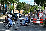 16-06-2025 Breda - Aan het einde van de omleiding is het voor automobilisten oppassen voor fietsers, voetgangers en scootmobielen die de Heksenwiellaan oversteken. - Fotokrant