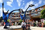 11-06-2022 Breda - Op winkelcentrum Heksenwiel was tijdens het wijkfestival uren lang een act met vreemde blauwe vogels die contact zochten met bezoekers. - Fotokrant