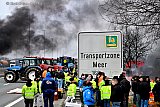 02-02-2024 Hazeldonk -  Boze Belgische boeren blokkeren grensovergang Hazeldonk aan beide kanten. Af en toe laten ze voertuigen de grens passeren en gooien hem dan weer dicht. - Fotokrant