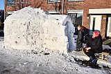12-02-2021 Breda -  4 dagen lang bouwde Bredanaars in de ijzige kou aan deze mega iglo. Het bouwwerk trekt bekijks van jong en oud. - Fotokrant