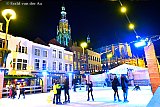 03-01-2019 Breda - Ijspret in de avond op de Grote Markt op de ijsbaan van Betoverend Breda. - Fotokrant