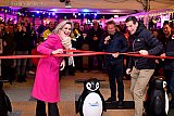 11-12-2025 Prinsenbeek - Door aan een lint te trekken hebben voormalig topschaatser Gianni Romme en wethouder Carla van Kranenborg de ijsbaan geopend. - Fotokrant