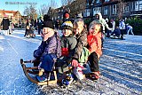 10-01-2024 Breda -  Kinderen hebben volop lol op het ijs van een ondergelopen veldje in de wijk Zandberg. Buurtbewoners maakte zelf de ijsvloer.  - Fotokrant