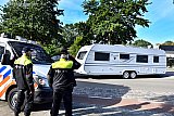 28-09-2021 Breda - Ook nam de politie deze enorme caravan in beslag. - Fotokrant
