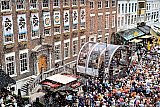 26-05-2022  Breda - Na 2 jaar van uitstel door de coronacrisis is het 50 ste JAZZ Festival op de Grote Markt geopend.Daarbij werden ook 2 nieuwe banieren onthuld. - Fotokrant