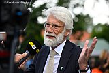 10-06-2026 Breda -  Hoogleraar neuropsychologie Erik  Scherder staat tijdens de Jantje Beton Buitenspeeldag de pers te woord over het feit dat kinderen niet meer durven aanbellen om te vragen of een kindje mee gaat buitenspelen. - Fotokrant