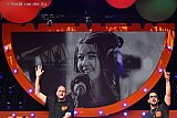 27-04-2026 Breda -  Tijdens het optreden van Chris Deluxe  op 538 Koningsdag werd er aandacht besteed aan de onlangs overleden  Jade Kops. De foto van Jade verscheen groot op het podium en het publiek werd gevraagd voor haar te klappen. - Fotokrant