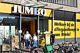 07-08-2020  Breda - Bij de JUMBO supermarkt nabij De Heuvel is 1 medewerker positief op het Coronavirus getest. 12 zitten er uit voorzorg thuis. - Fotokrant
