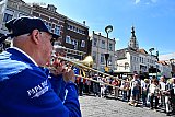 19-05-2023 Breda - Jazzband Papa Dre uit Breda speelt voor het publiek op een zonovergoten Grote Markt. - Fotokrant