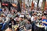 20-05-2023 Breda- Het Jazz festival trekt veel publiek. Alle stoeltjes op de Grote Markt zijn bezet door Jazzliefhebbers. - Fotokrant