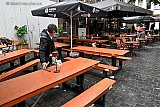 15-05-2026 Breda - Als de buien stopte maakte horecamedewerkers snel de tafels droog in de hoop op klanten. - Fotokrant