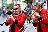 17-05-2026  - Breda -Jazzmuzikanten in de Veemarktstraat houden als de zon even schijnt de stemming er in . - Fotokrant