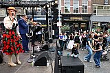 17-05-2026 Breda -Als het even droog is dansen mensen op de Jazzmuziek van The Royal Croquettes - Fotokrant