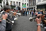 17-05-2026 Breda - Jazzmuzikanten op de Grote Markt noord blazen een vrolijke noot. - Fotokrant