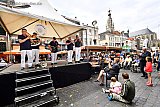 31-05-2019 Breda - Optreden van Papadre op het podium op de Grote Markt. - Fotokrant