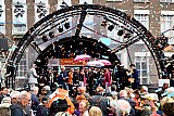30-05-2019 Breda - De opening van het 49e Jazzfestival vond traditiegetrouw plaats met blauw oranje confetti snippers. - Fotokrant
