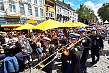 30-05-2019 Breda - Het publiek zag vanaf het terras oa Jazzband Blue Marble die voorbij schuifelen. - Fotokrant