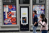 16-05-2026 Breda - In de binnenstad is een zaak helemaal dichtgeplakt met  oude historische posters van het JAZZ festival. - Fotokrant