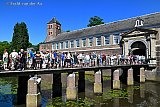 25-05-2026 Breda - Ondanks de hitte staat er op 2e Pinksterdag een lange rij mensen die het kasteel van Breda willen bezoeken.  Het kasteel is normaal niet toegankelijk omdat het een militair complex is. - Fotokrant
