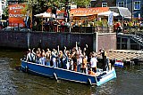 27-04-2022 Breda - Boten vol met uitzinnige feestvierders voeren de haven in en uit. - Fotokrant