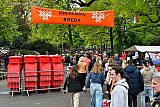 27-04-2024  Breda - Koningsdag  is erg druk bezocht. Het 1e wat bezoekers zagen die langs de stationszijde stadspark Het Valkenberg binnen kwamen waren opgestapelde rode containers. - Fotokrant