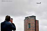 07-10-2021 Breda - Het tankvliegtuig KDC-10 maakt een afscheidsvlucht boven nederland. Hier vilegt hij over de luchtmachttoren in Breda waar enkele vliegtuigspotters hem stonden op te wachten. - Fotokrant