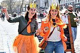 27-04-2021 Breda - Enthousiaste koninginnetjes vierde koningsdag eventjes op de Grote Markt. Maar gaan er al snel op de fiets vandoor. - Fotokrant