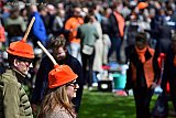 27-04-2023 Breda - Koningsdag in de binnenstad is druk bezocht. Oranjefans lopen met nep wc ontstoppers op hun hoofd door stadspark Het Valkenberg.. - Fotokrant