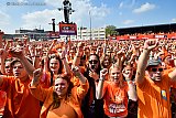 26-04-2025 Breda -  Het publiek was bijna allemaal in oranje naar het popevent gekomen. - Fotokrant
