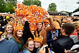 27-04-2019 Breda - 538 Koningsdag Een enkeling had aan 1 kroon niet genoeg en bouwde een torenkroon.  - Fotokrant